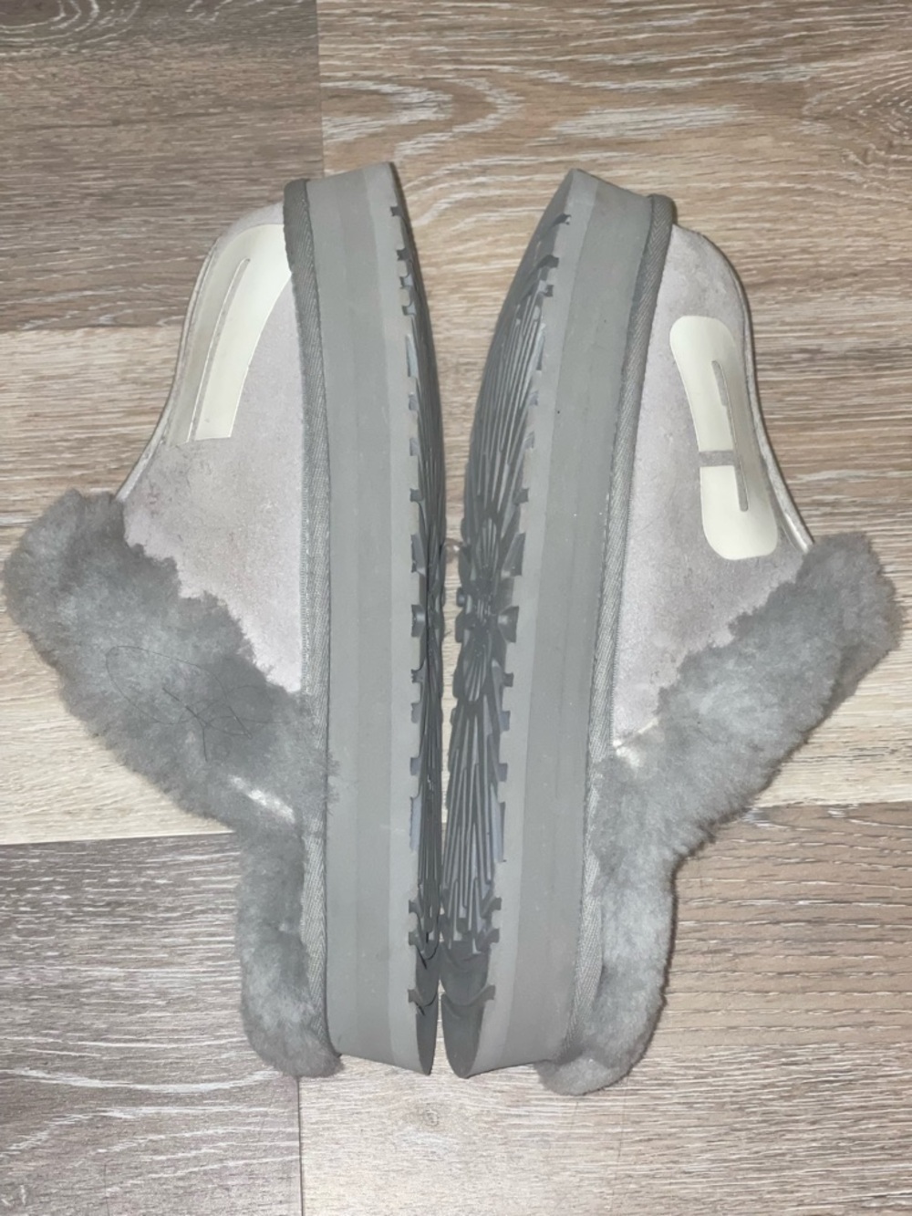 UGG Disquette Shearling Logo Platform Slippers - Picture 4 of 6
